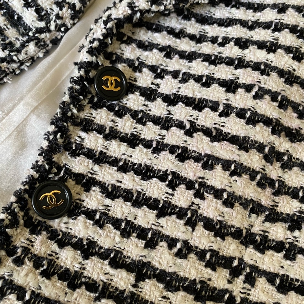 Chanel Spring 1997 Classic Black and White Tweed Blazer Authentic Size Medium - Picture 4 of 8
